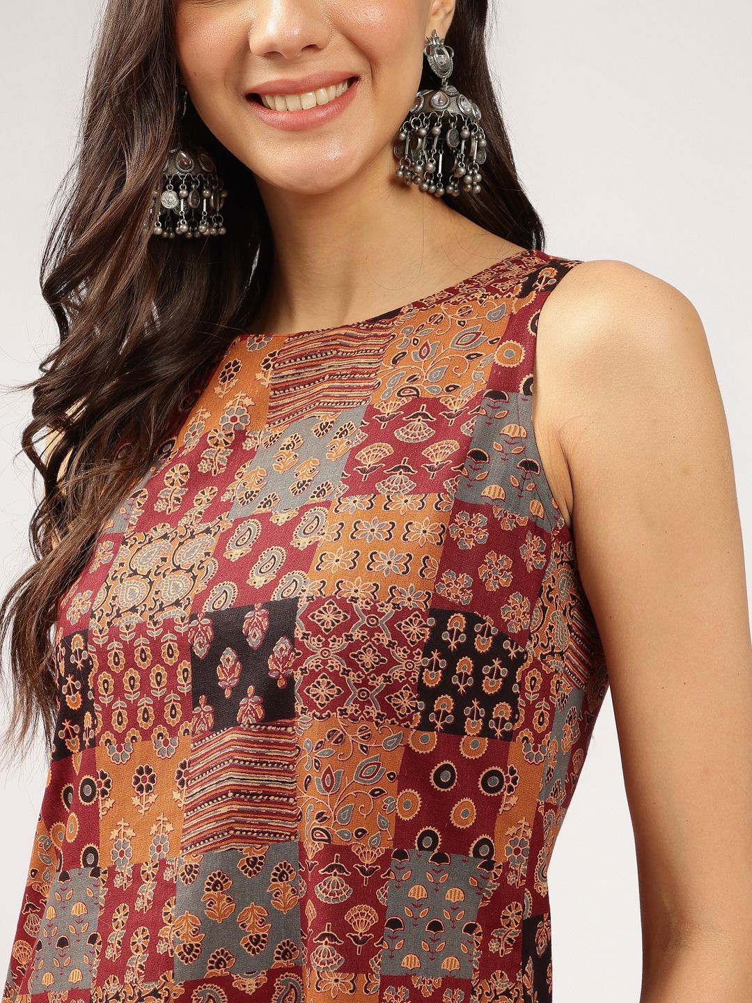 Anouk Ethnic Floral Printed Round Neck Sleeveless Side Slits Kurta with Trouser - Image 2