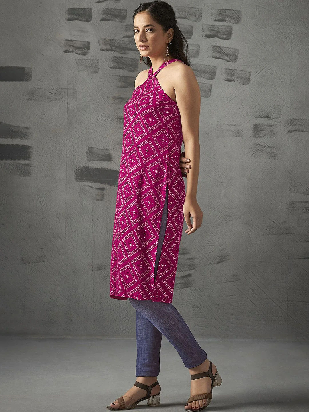 Anouk Fuchsia Bandhani Printed Halter Neck Straight Kurta - Image 3