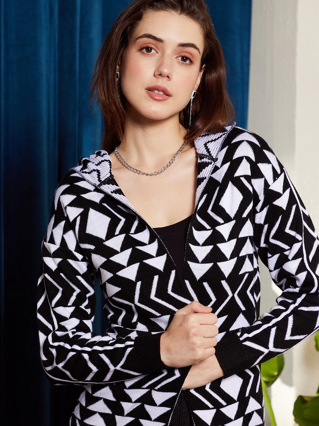 Berrylush Black & White Geometric Printed Hooded Longline Front Open Sweater - Image 2