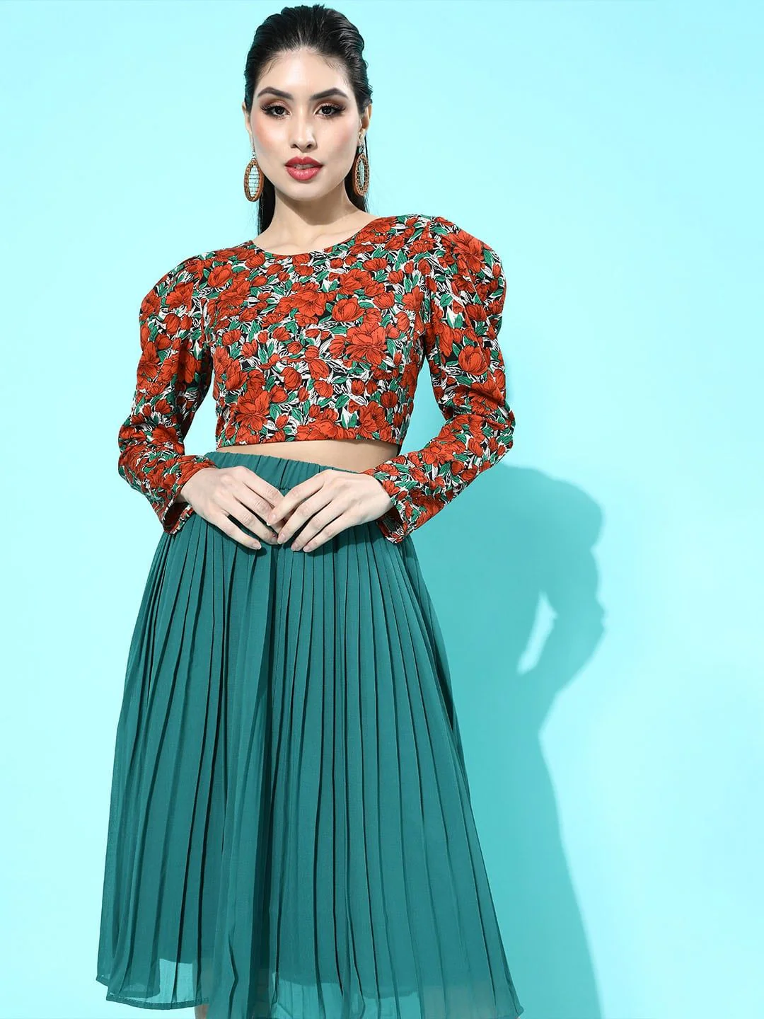 Berrylush Coral Red & Green Floral Print Puff Sleeves Styled Back Crop Top - Image 3