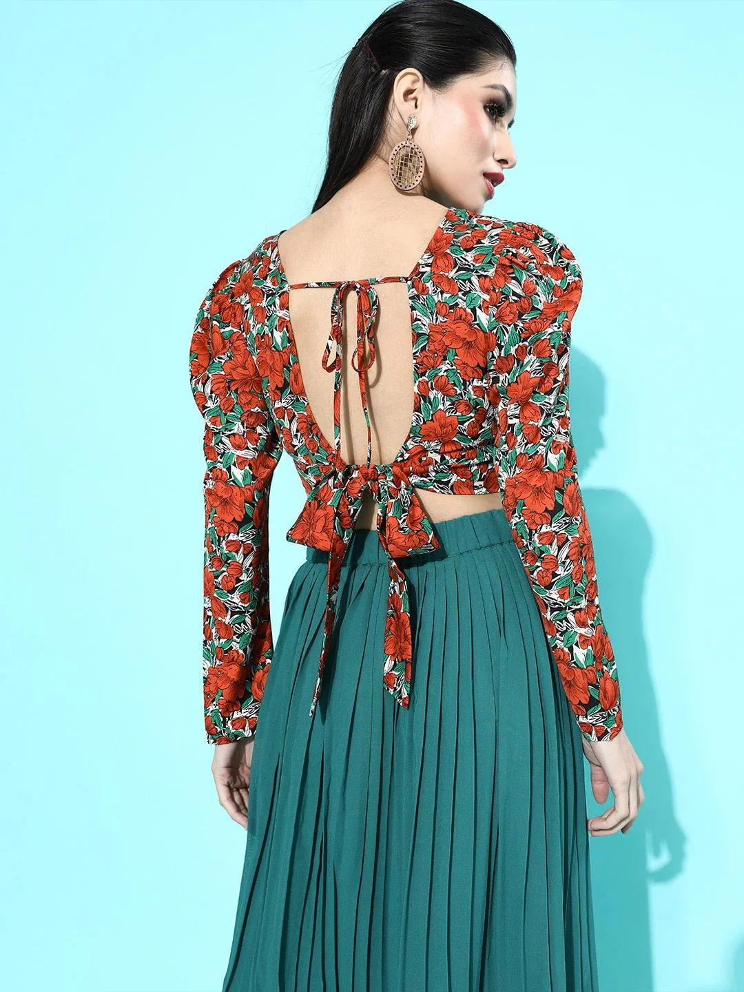 Berrylush Coral Red & Green Floral Print Puff Sleeves Styled Back Crop Top - Image 4