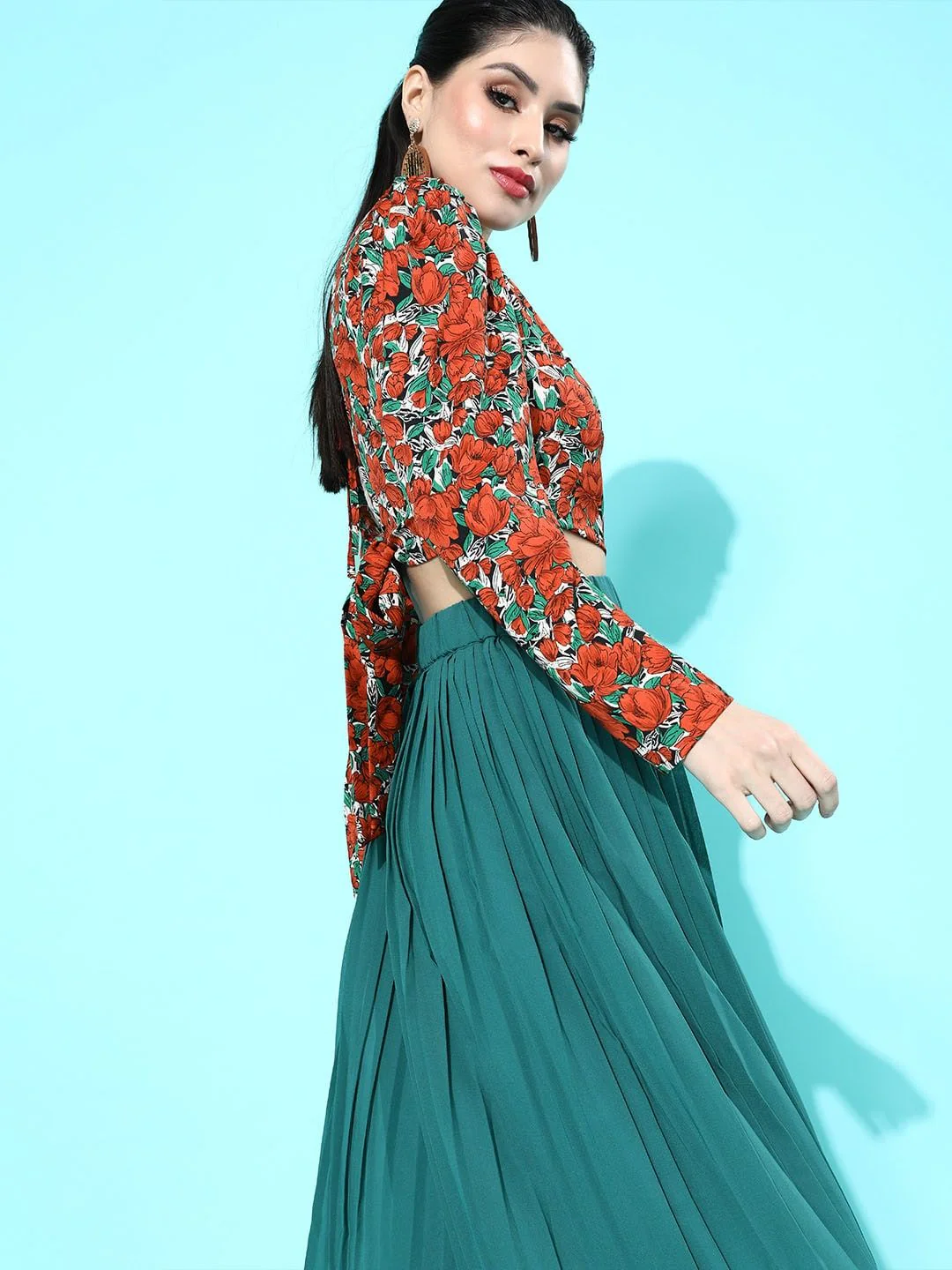 Berrylush Coral Red & Green Floral Print Puff Sleeves Styled Back Crop Top - Image 5