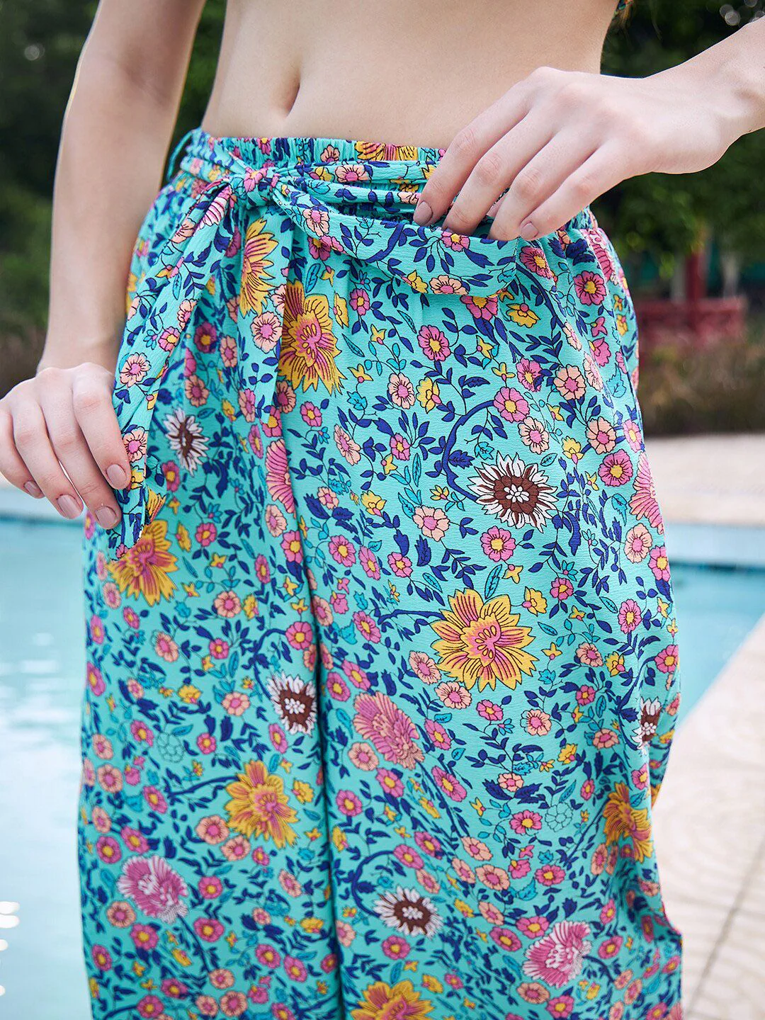 Berrylush Floral Printed Crop Top & Trousers - Image 3