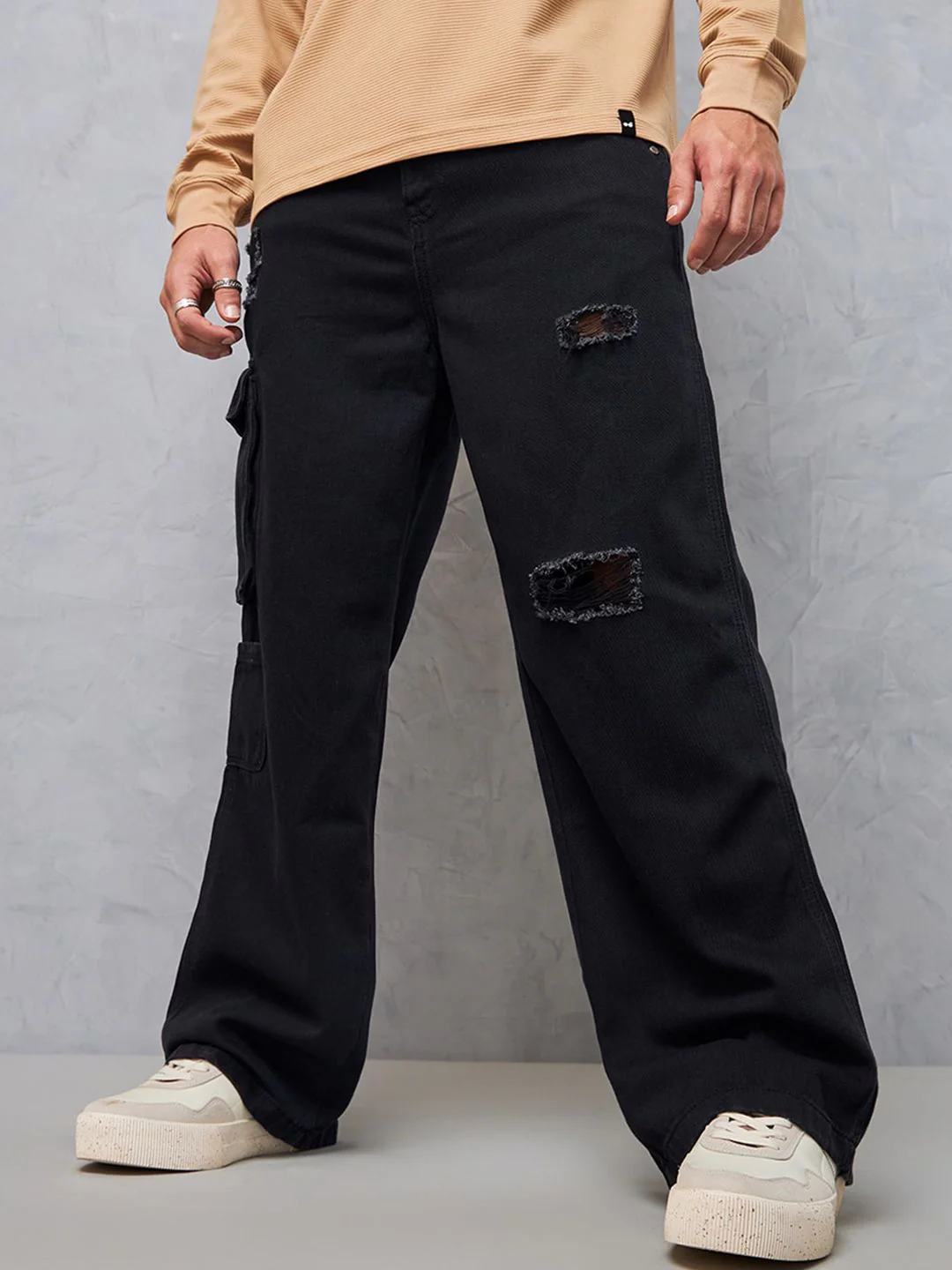Bewakoof Men Black Straight Fit High-Rise Mildly Distressed Cargo Styles Jeans