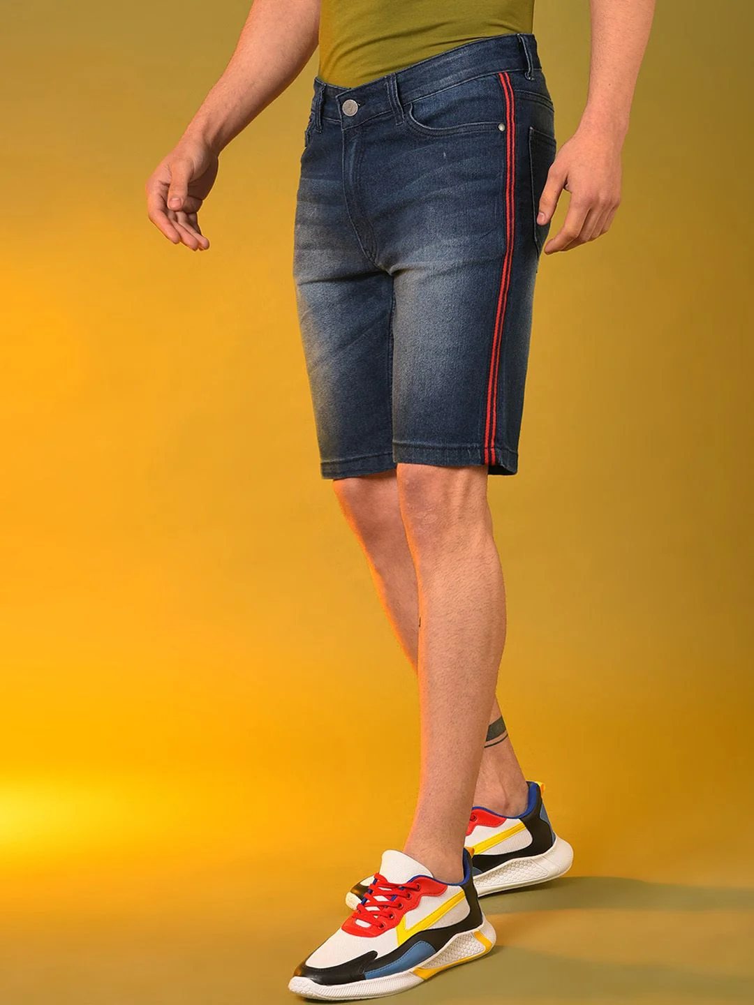 Campus Sutra Men Blue Washed Denim Outdoor Side Striped Denim Shorts - Image 2