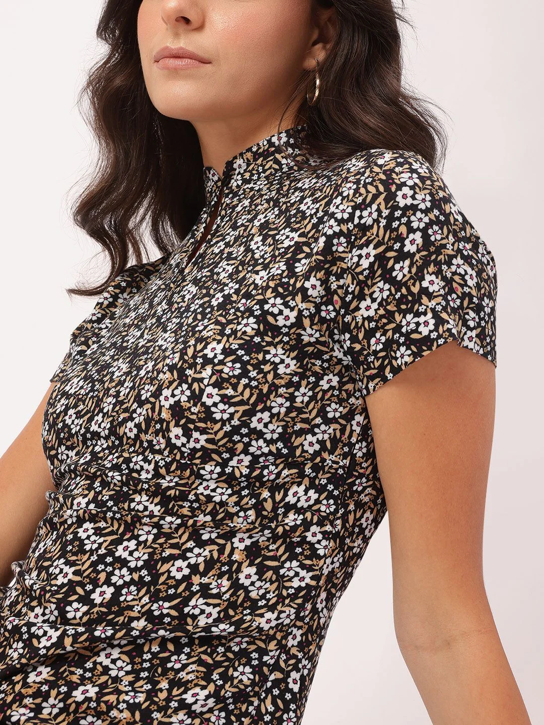 DressBerry Monochrome Blooms Floral Printed Monochrome Keyhole Neck Sheath Mini Dress - Image 3