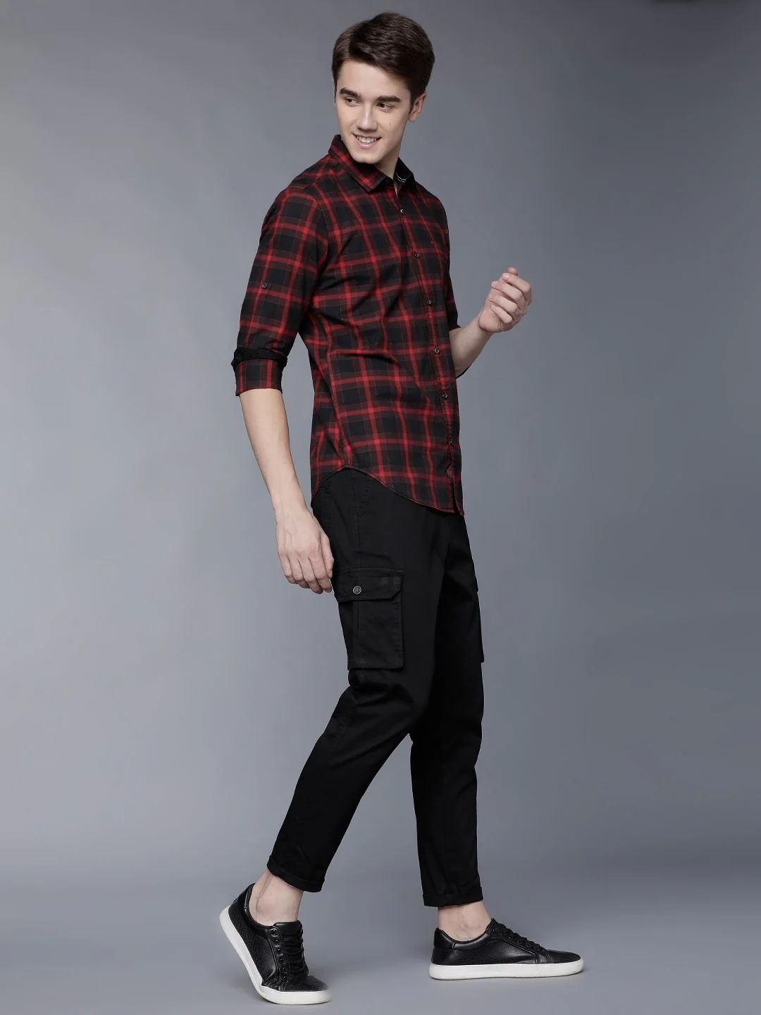 HIGHLANDER Men Black Slim Fit Solid Cargos - Image 4