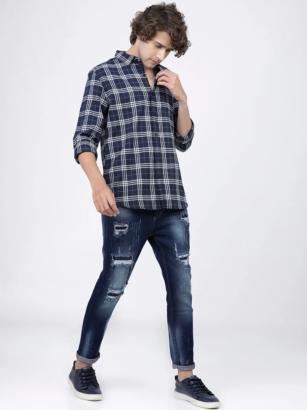 HIGHLANDER Men Blue Tapered Fit Mildly Distressed Heavy Fade Jeans - Image 4
