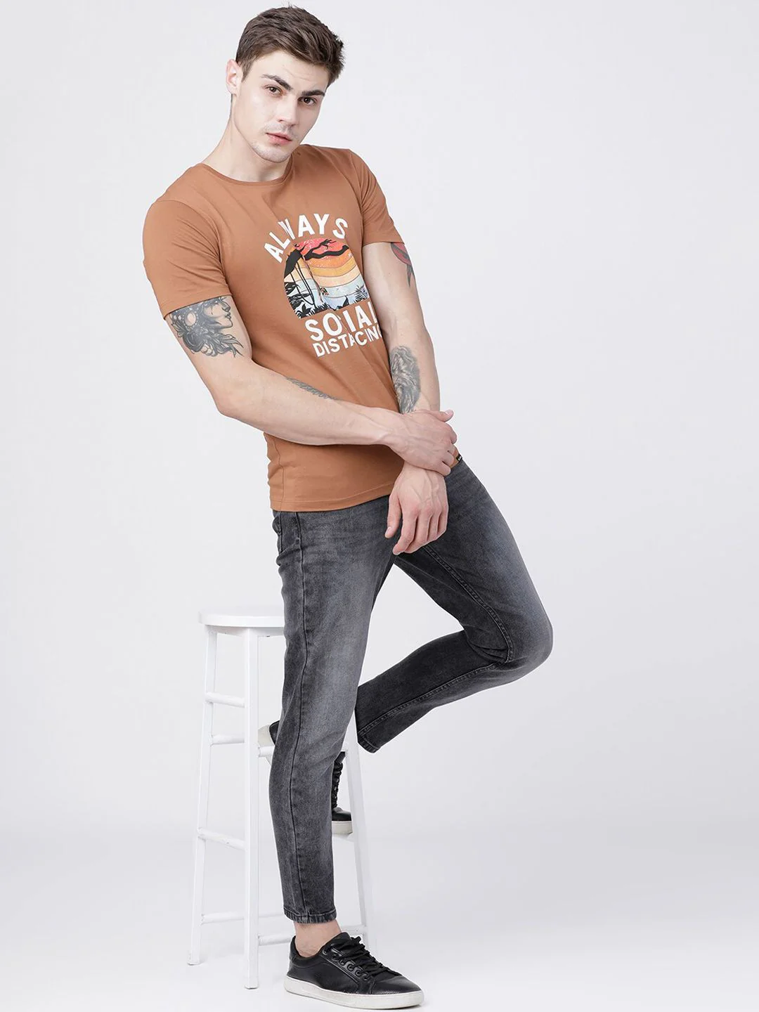 HIGHLANDER Men Grey Tapered Fit Mid-Rise Clean Look Stretchable Jeans - Image 4