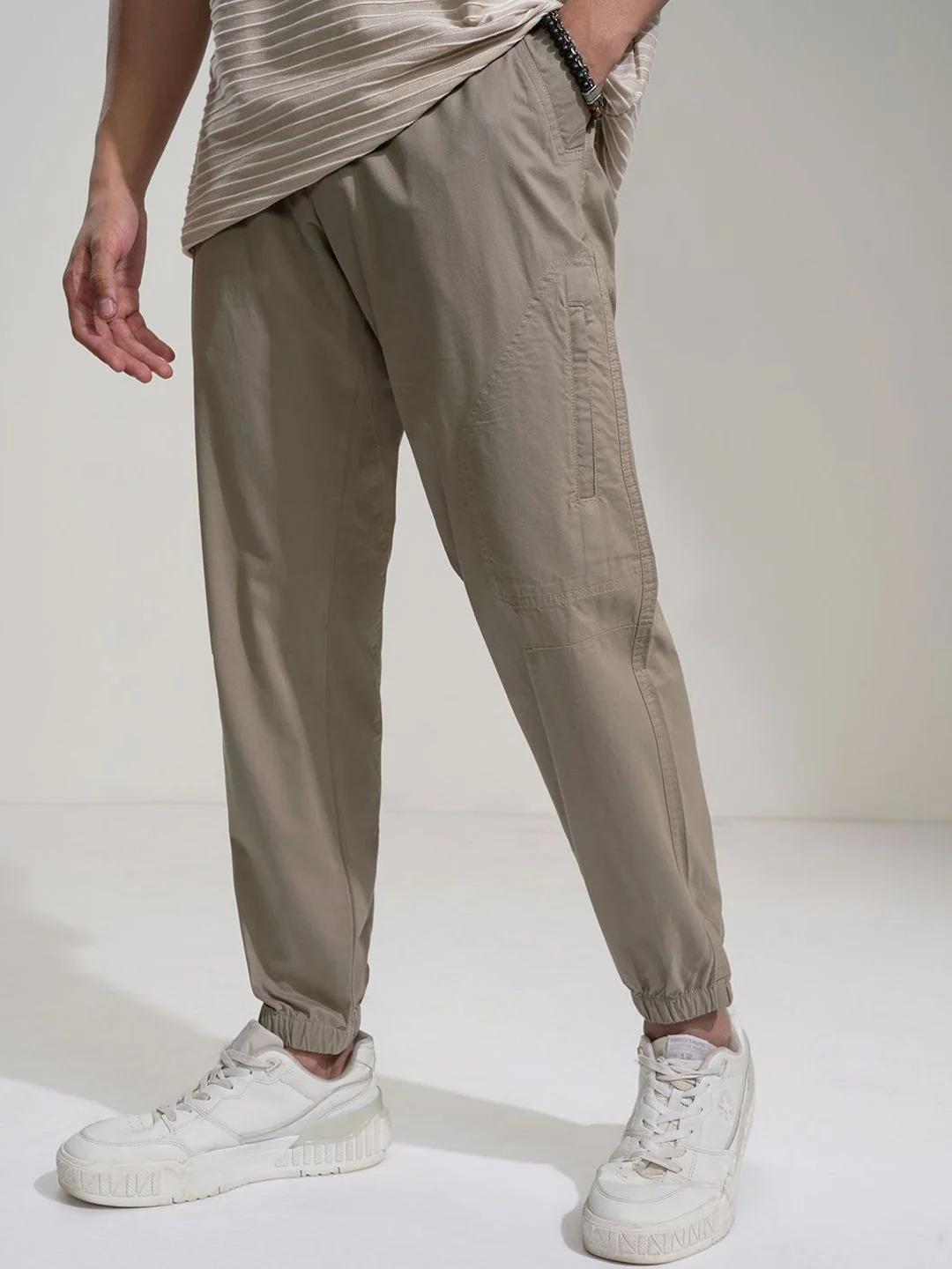 HIGHLANDER Men Solid Elasticated Relaxed Fit Cargo Jogger - Image 3