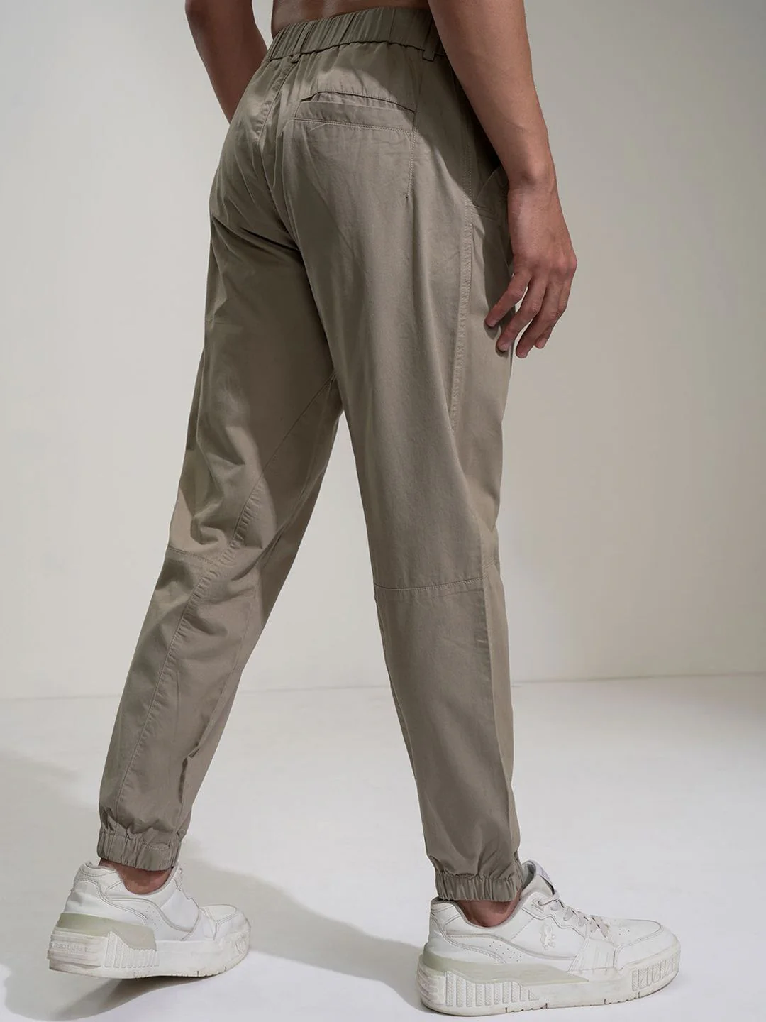 HIGHLANDER Men Solid Elasticated Relaxed Fit Cargo Jogger - Image 5