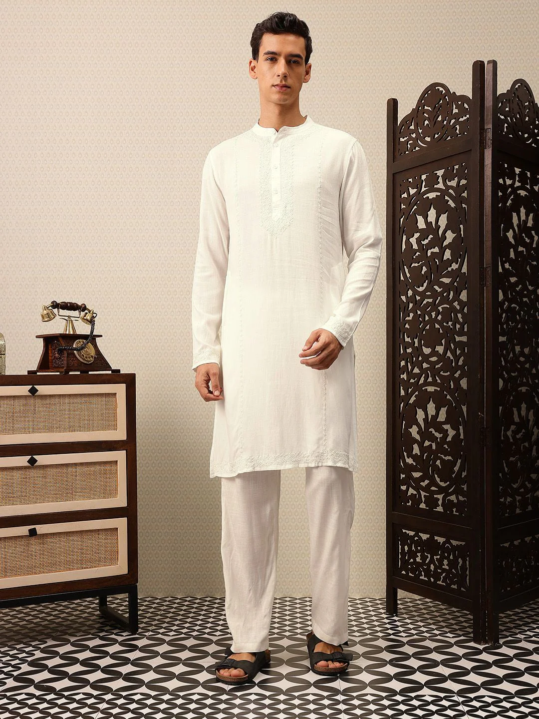 House of Pataudi Floral Embroidered Jashn Kurta with Trousers - Image 5