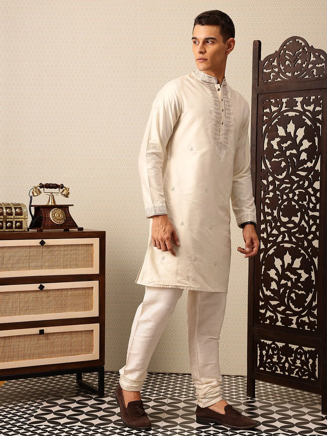 House of Pataudi Floral Yoke Design Mandarin Collar Sequinned Jashn Kurta - Image 5