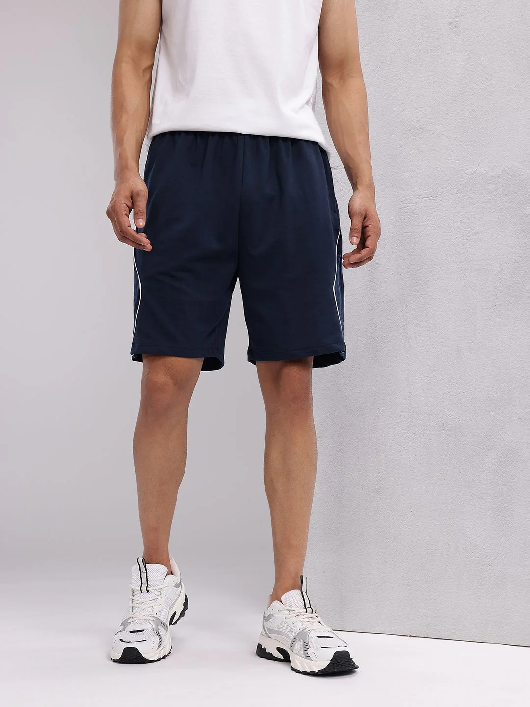 HRX by Hrithik Roshan Men Contrast Piping Detail Shorts - Image 2
