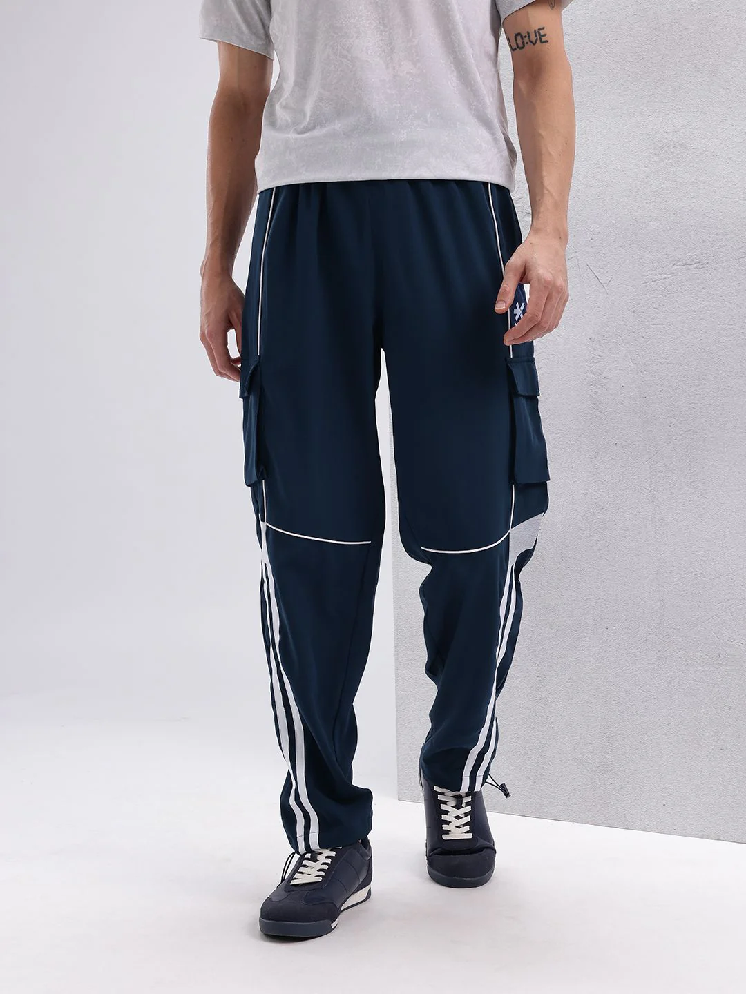 HRX by Hrithik Roshan Men Lifestyle Contrast Piping Detail Cargo-Style Track pants - Image 2