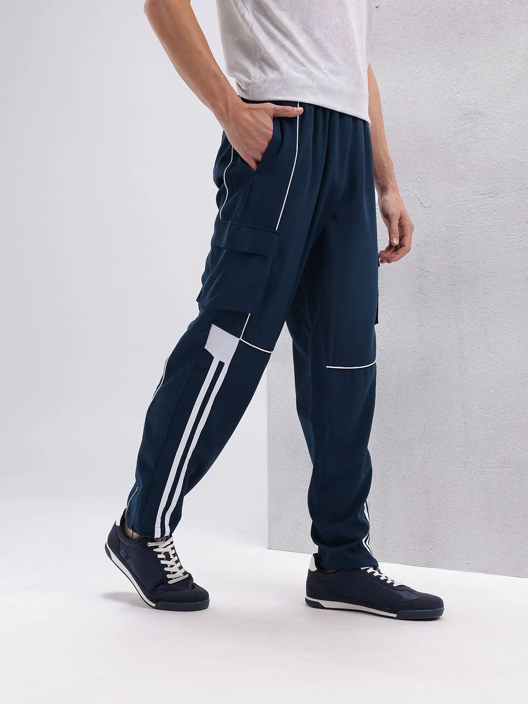 HRX by Hrithik Roshan Men Lifestyle Contrast Piping Detail Cargo-Style Track pants - Image 3