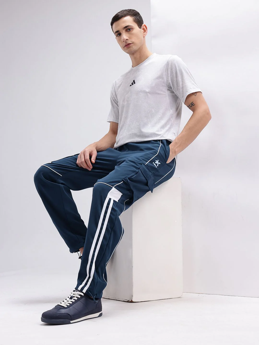HRX by Hrithik Roshan Men Lifestyle Contrast Piping Detail Cargo-Style Track pants - Image 4