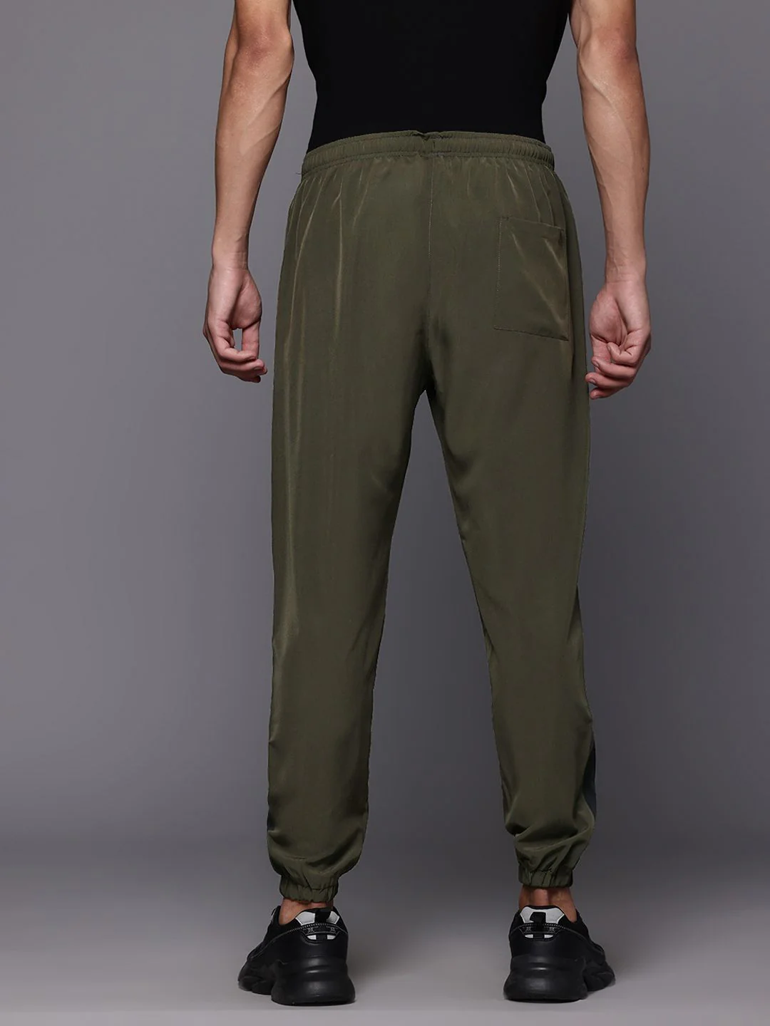 HRX by Hrithik Roshan Men Lifestyle Patch-Detailed Joggers - Image 3