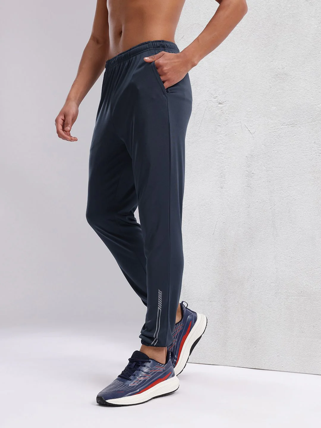 HRX by Hrithik Roshan Men Rapid-Dry Training Joggers With Reflective Detail - Image 3