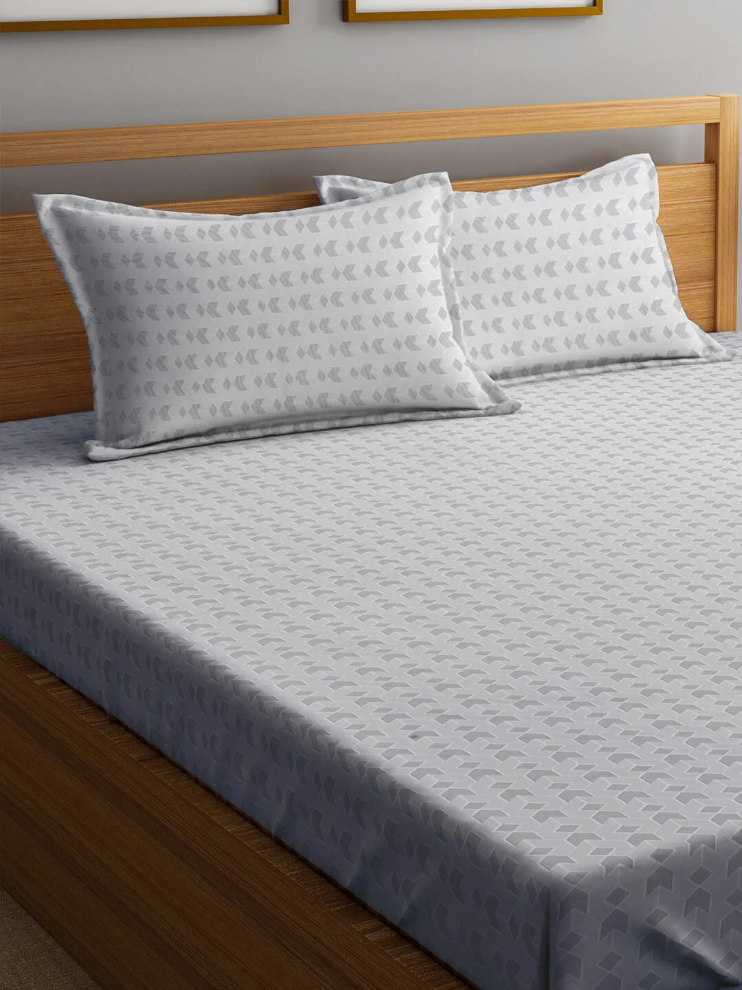 KLOTTHE Grey & White Geometric Printed 300TC Double King Bedsheet With 2 Pillow Covers - Image 2