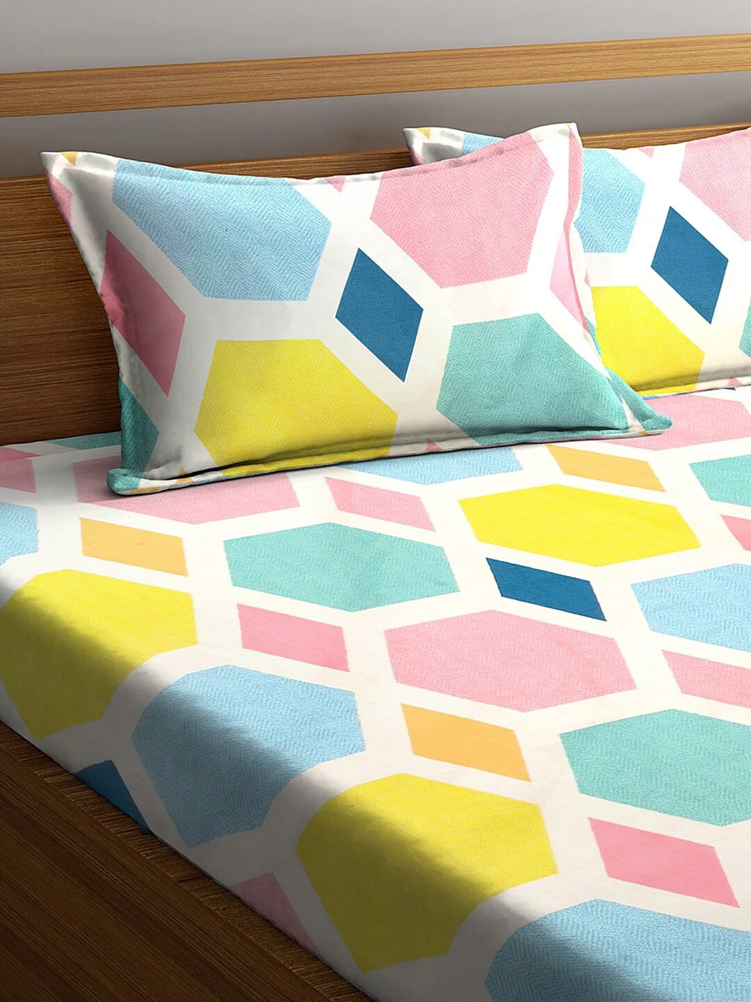 KLOTTHE Pink & White Geometric Printed Cotton 300 TC King Bedsheet with 2 Pillow Covers - Image 3