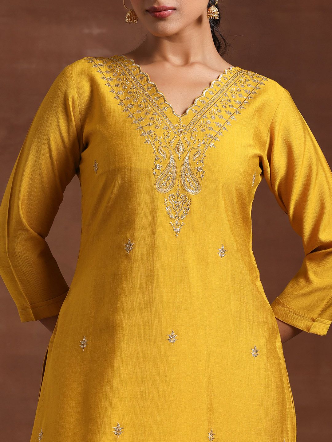 Libas Ethnic Motifs Embroidered V-Neck Three-Quarter Sleeves Kurta Set - Image 2
