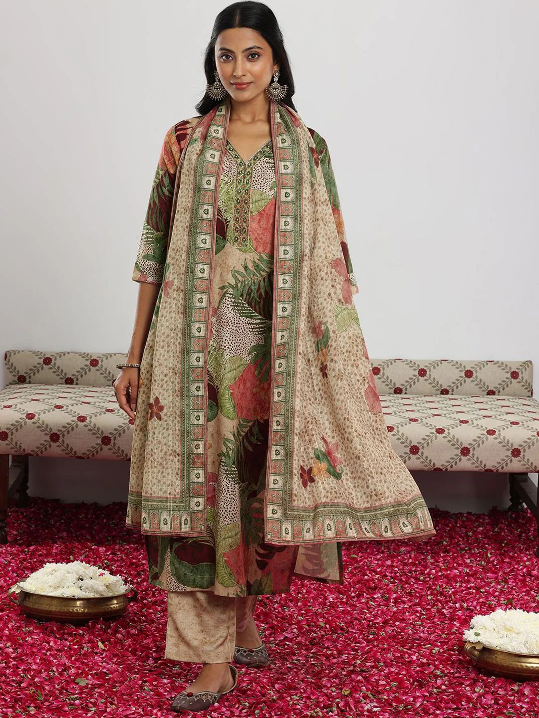 Libas Grren and Pink Floral Printed Beads and Stones Linen Kurta with Trouser & Dupatta - Image 6
