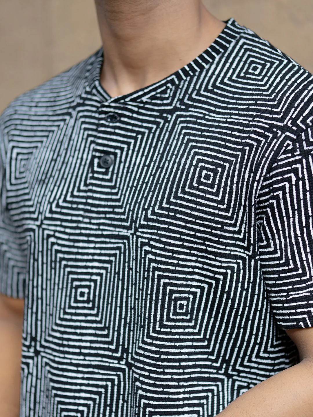 Powerlook Men Black & White Maze Printed Henley Neck T-shirt - Image 7