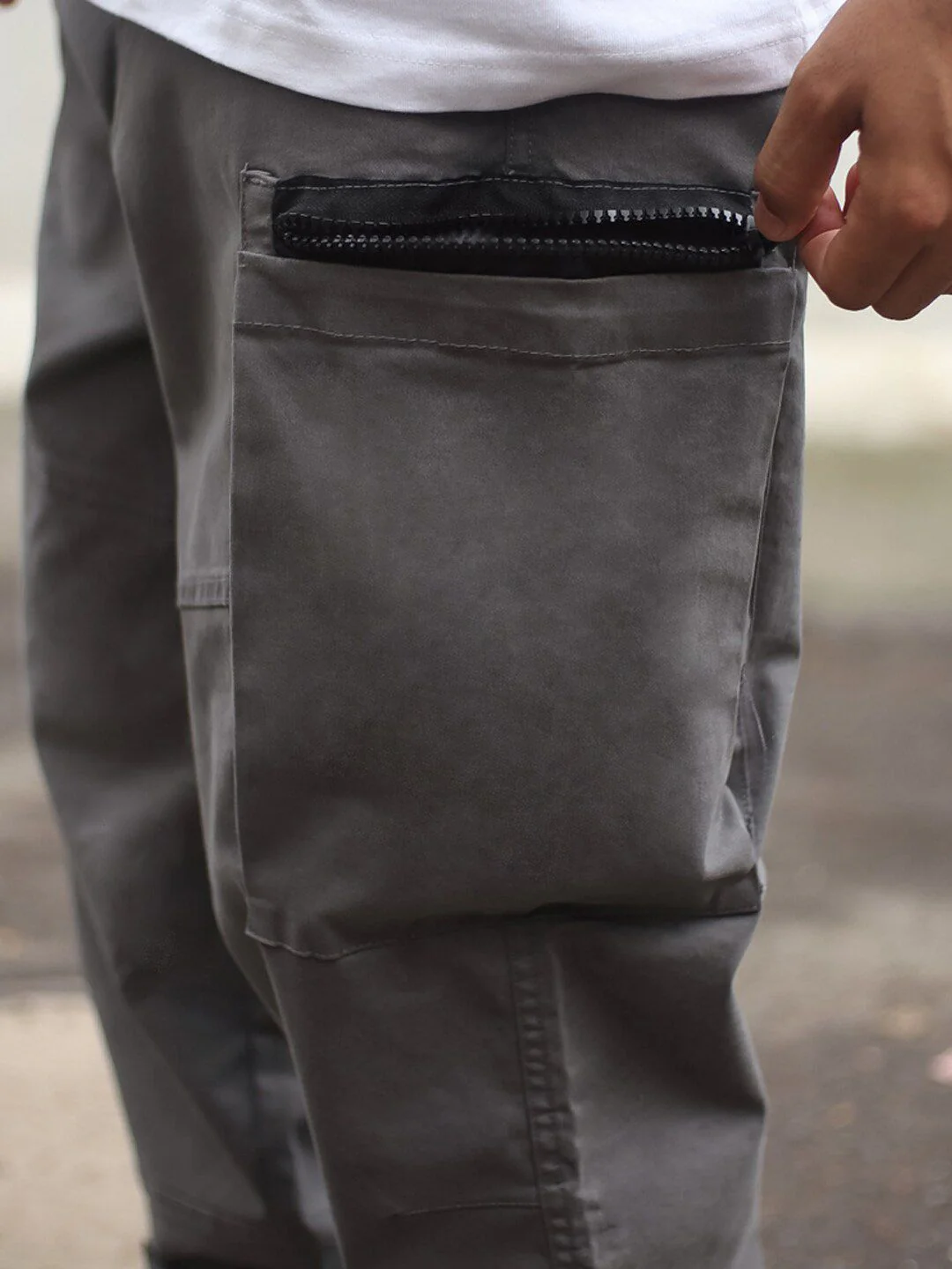 Powerlook Men Loose Fit Cotton Cargo Trousers - Image 4