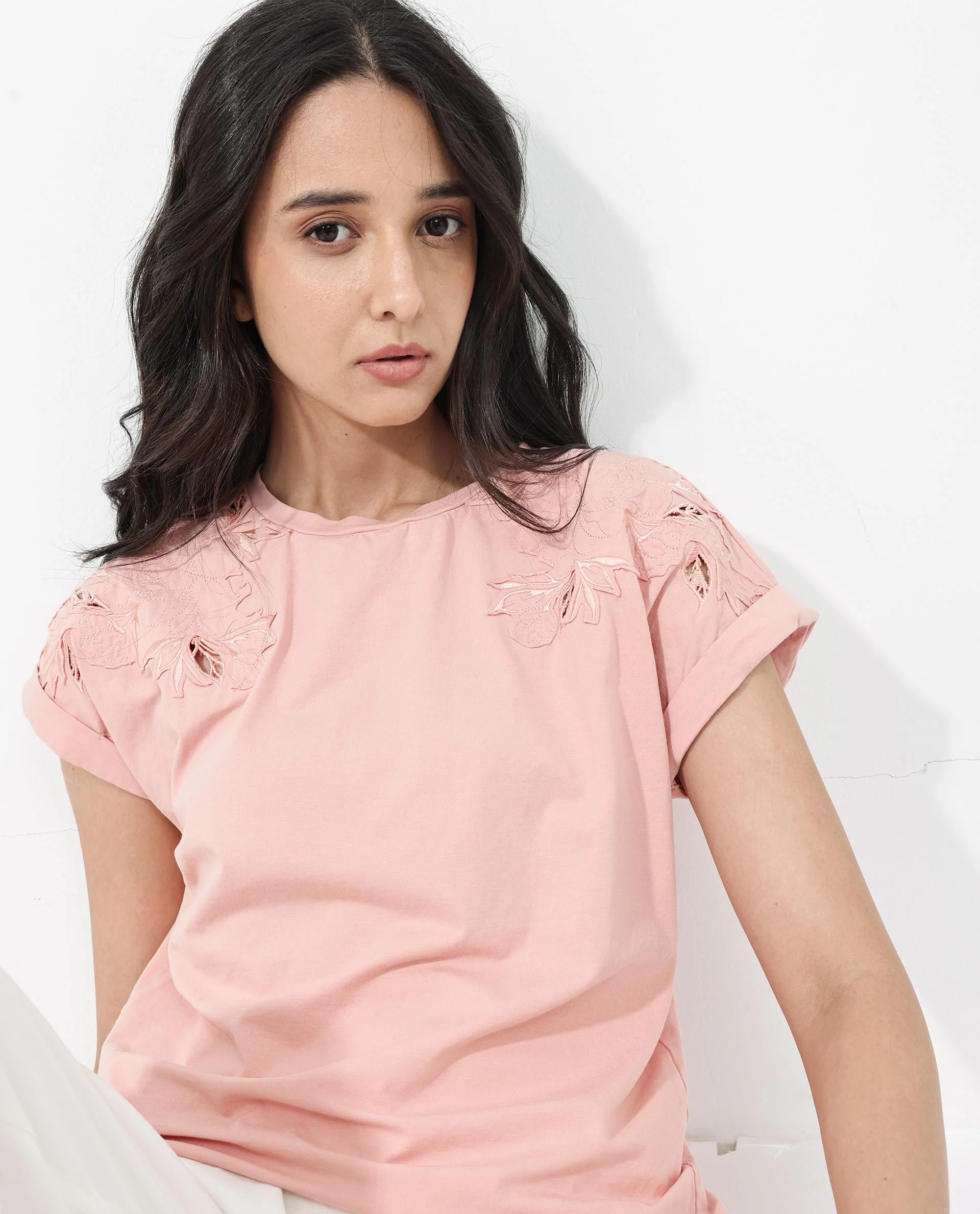 RAREISM Xinia Applique Extended Sleeves Cotton Casual T-shirt