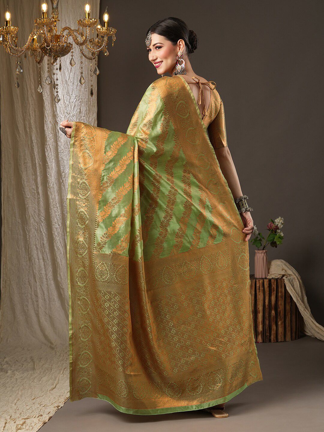 Saree mall Green & Gold-Toned Woven Design Zari Silk Blend Banarasi Sarees - Image 2