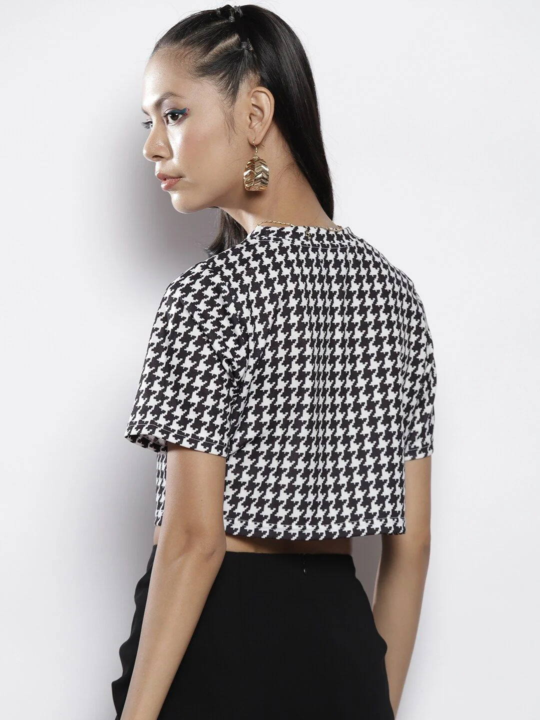 SASSAFRAS Black & White Geometric Print Crop Top - Image 5