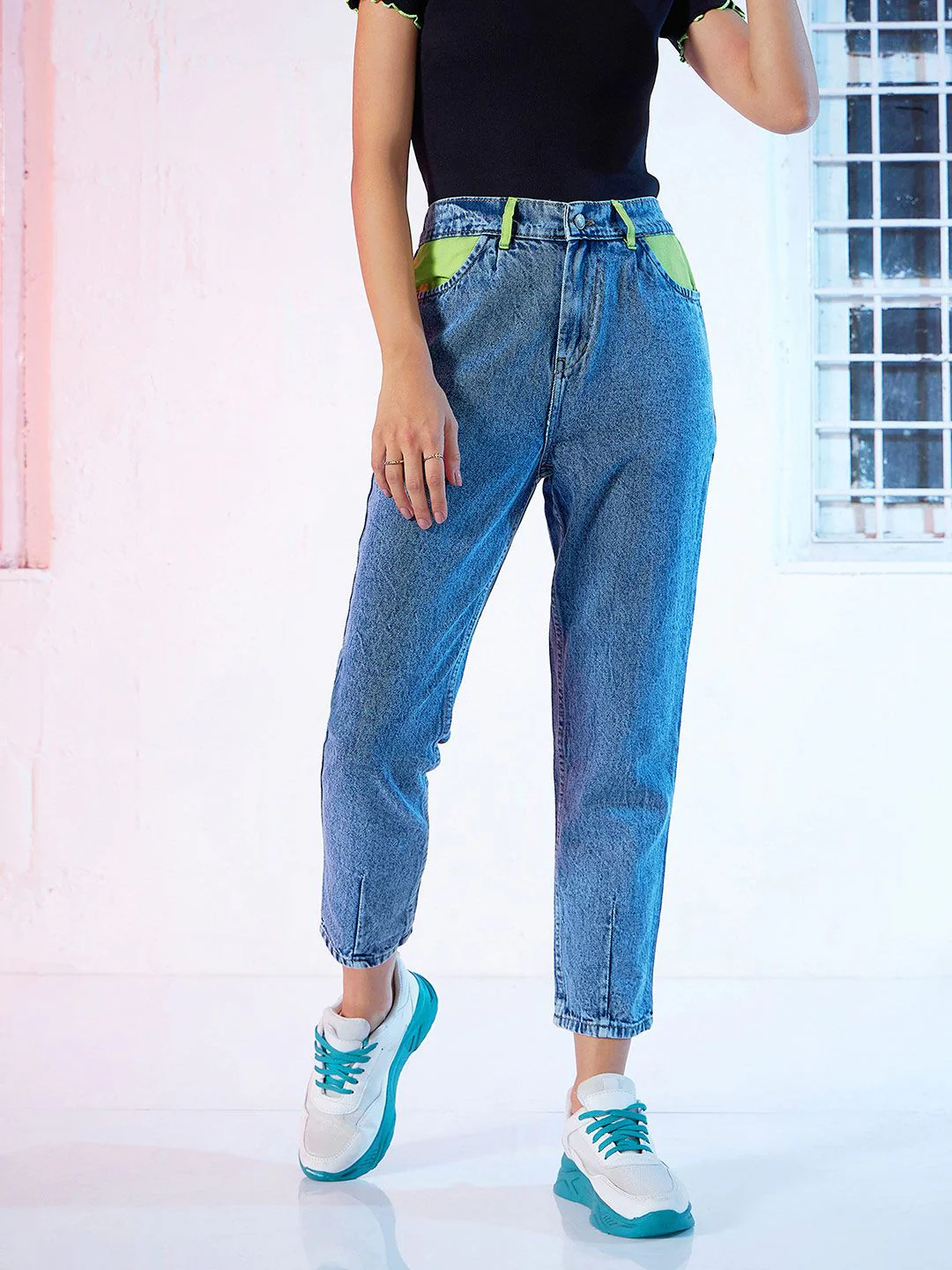 SASSAFRAS Women Blue Regular Fit Mid-Rise Pleated Clean Look Slouchy Jeans - Image 5