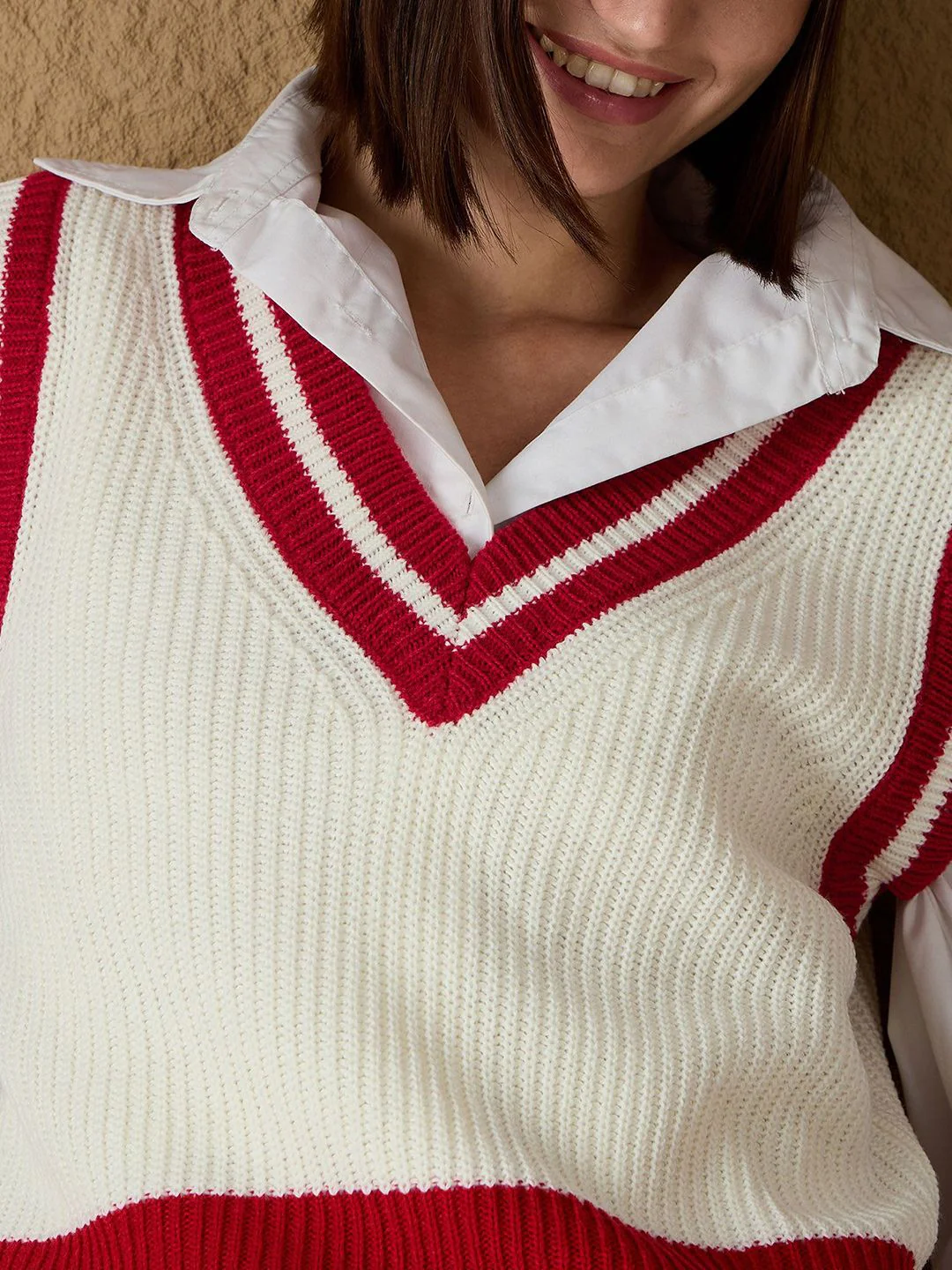 SASSAFRAS Women Colourblocked Crop Sweater Vest - Image 3
