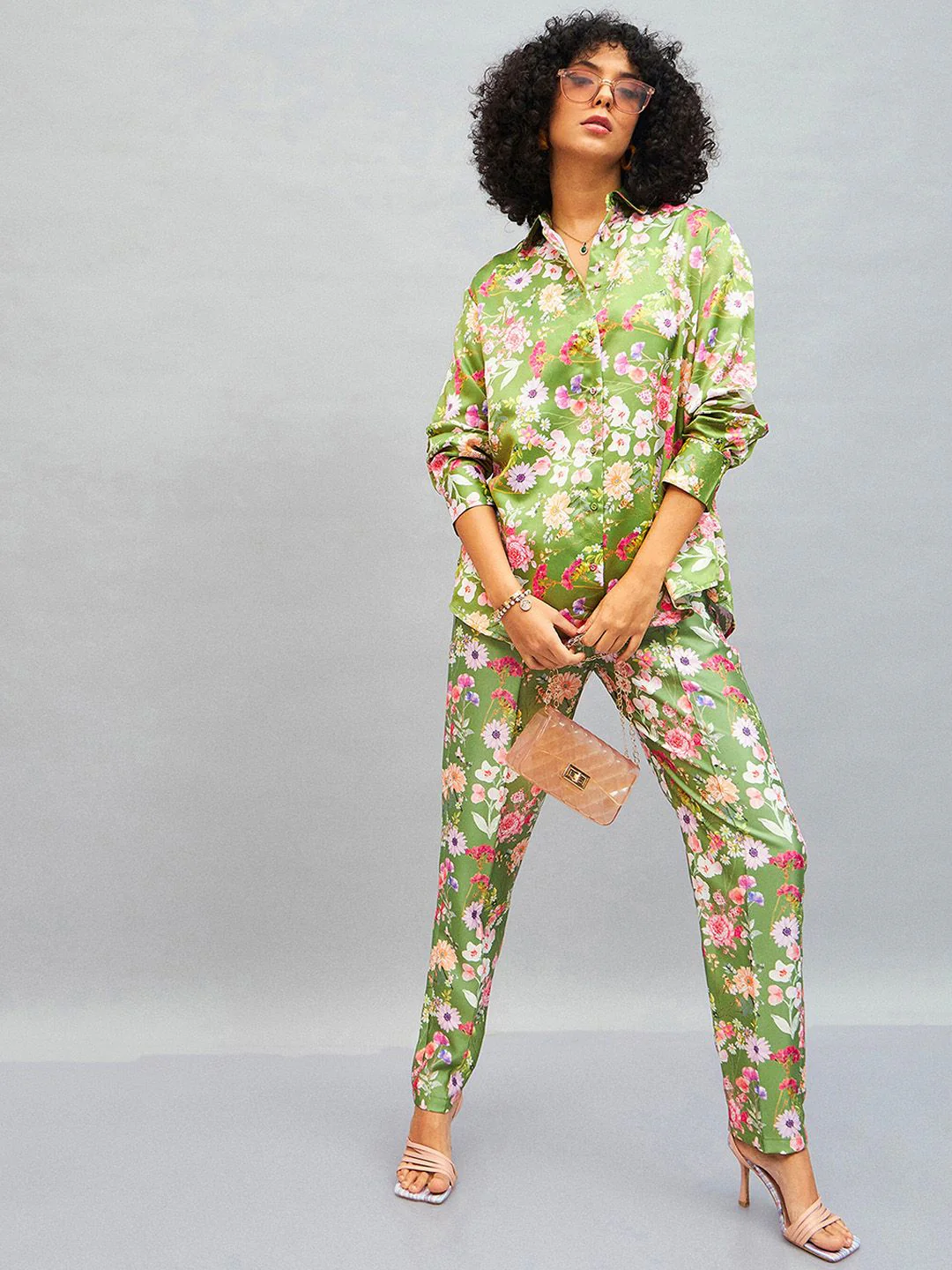 SASSAFRAS Women Floral Printed Mid Rise Straight Fit Regular Trousers - Image 5