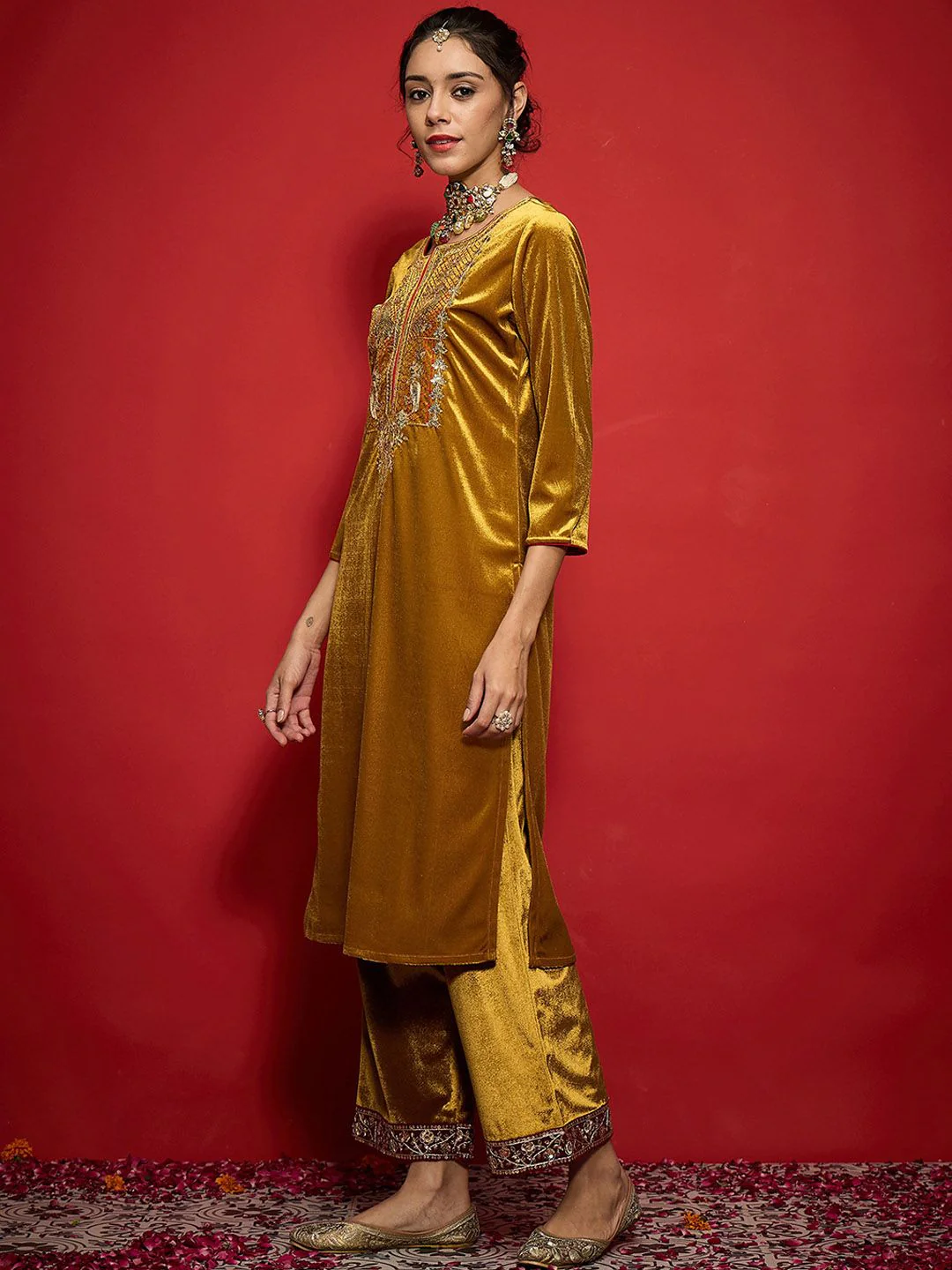 Shae by SASSAFRAS Women Embroidered Grandeur & Majestic Artwork Velvet Kurta - Image 3