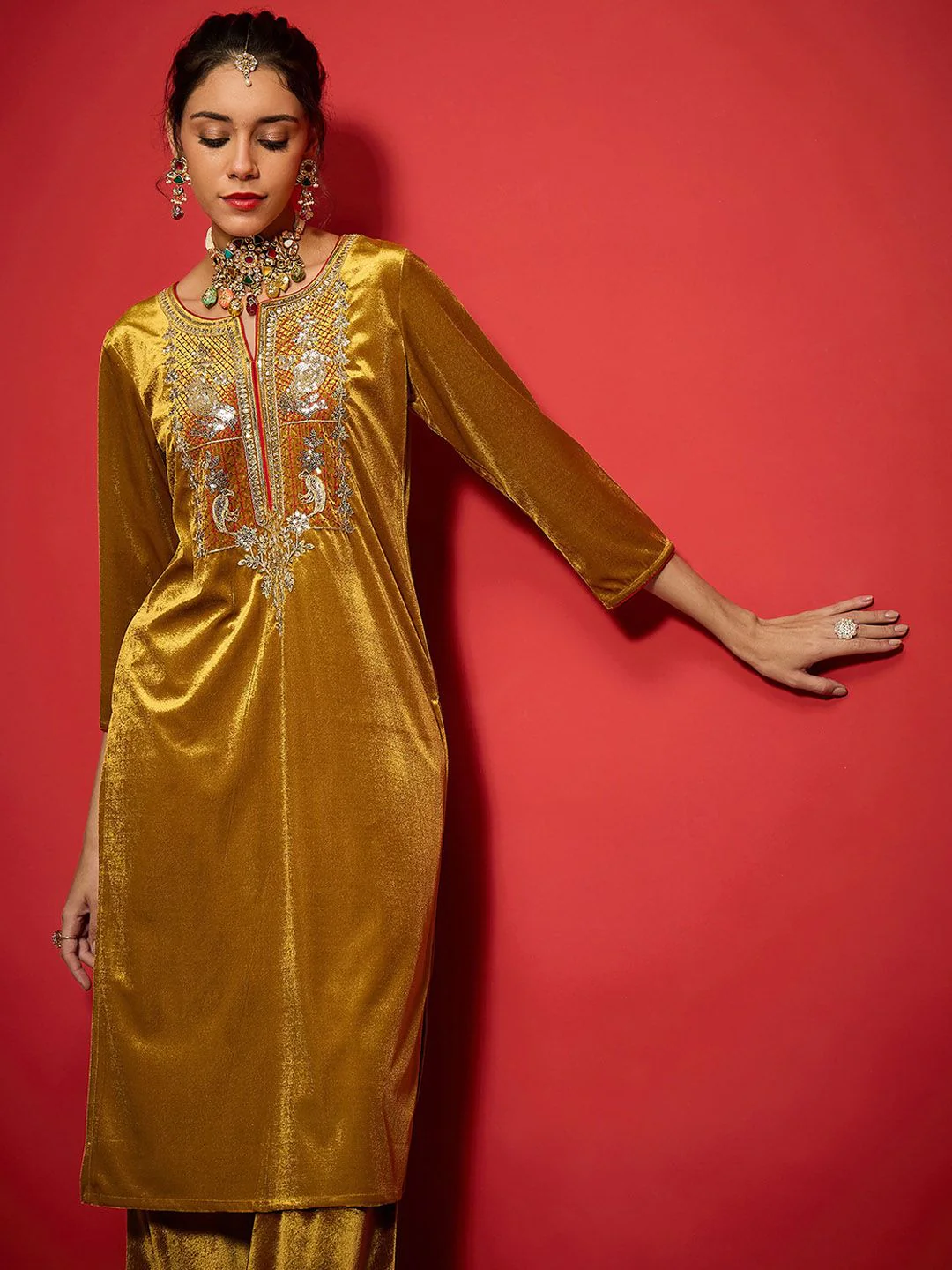 Shae by SASSAFRAS Women Embroidered Grandeur & Majestic Artwork Velvet Kurta - Image 4
