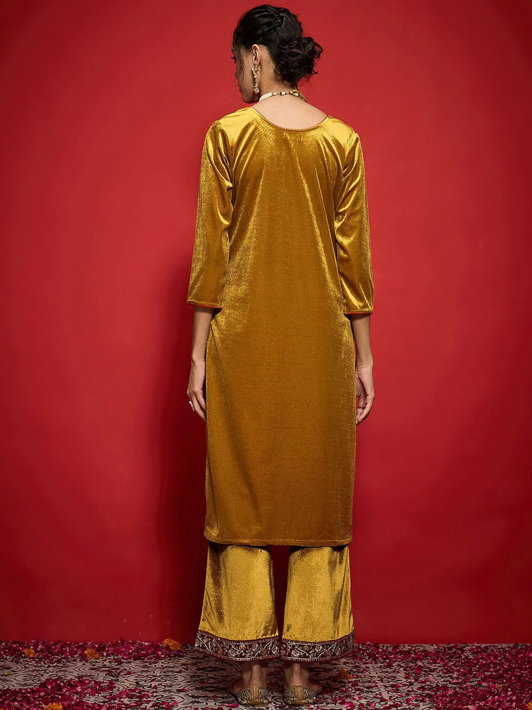 Shae by SASSAFRAS Women Embroidered Grandeur & Majestic Artwork Velvet Kurta - Image 5