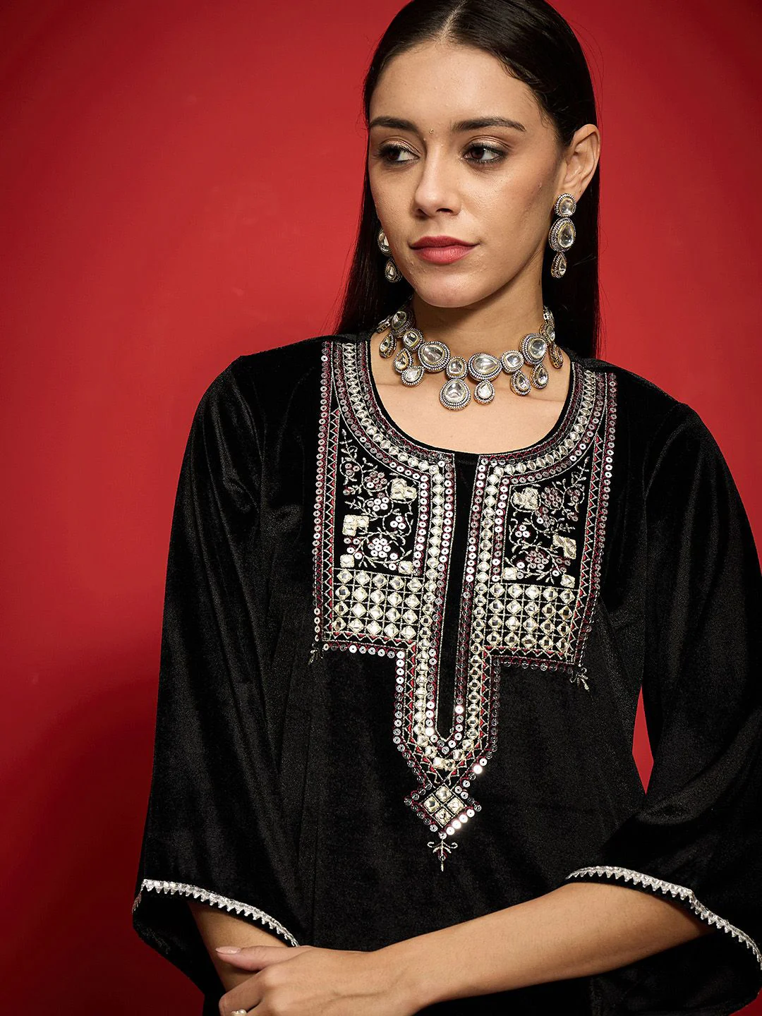 Shae by SASSAFRAS Women Embroidered Grandeur & Majestic Artwork Velvet Kurta - Image 2