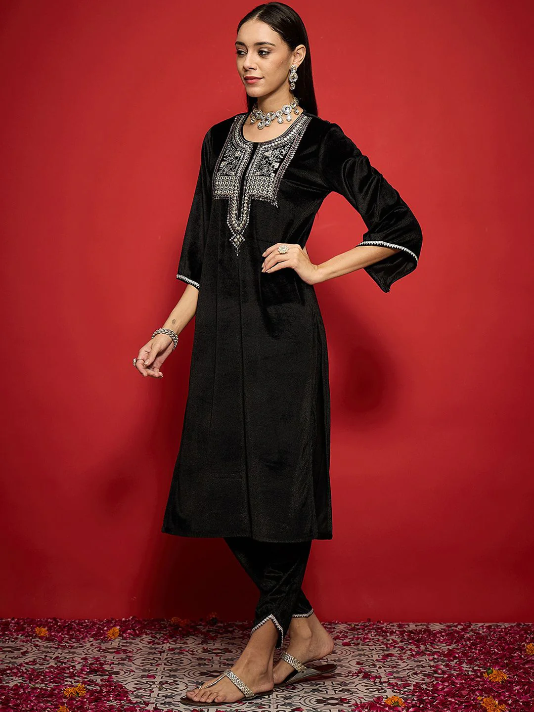 Shae by SASSAFRAS Women Embroidered Grandeur & Majestic Artwork Velvet Kurta - Image 3
