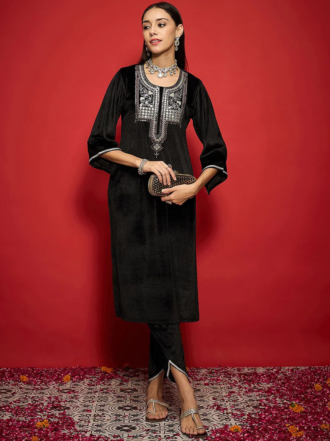 Shae by SASSAFRAS Women Embroidered Grandeur & Majestic Artwork Velvet Kurta - Image 4
