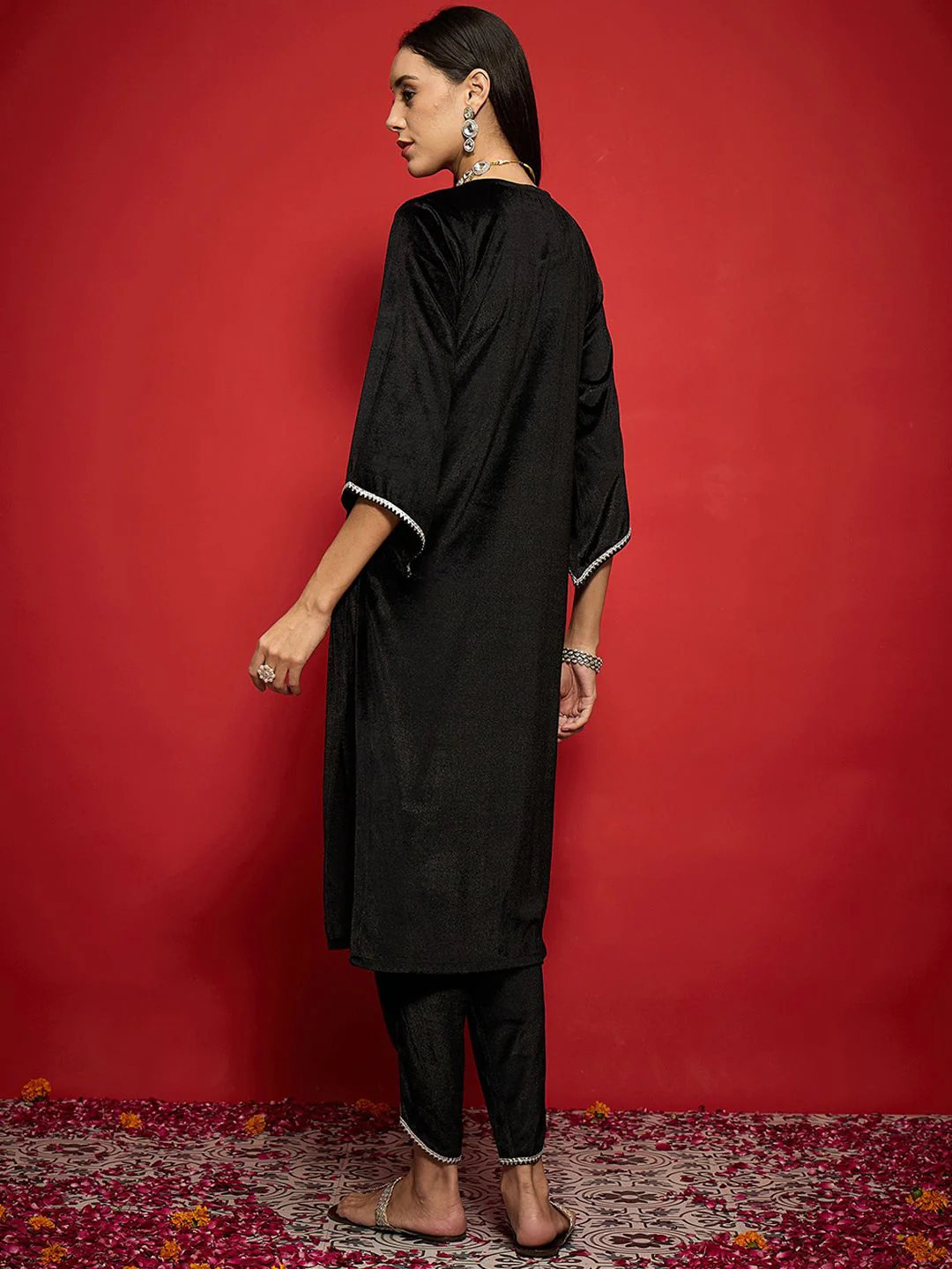 Shae by SASSAFRAS Women Embroidered Grandeur & Majestic Artwork Velvet Kurta - Image 5