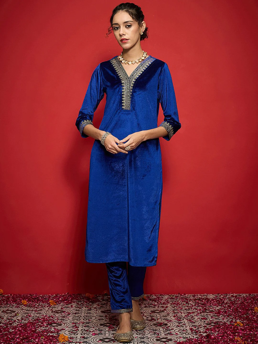 Shae by SASSAFRAS Women Embroidered Grandeur & Majestic Artwork Velvet Kurta