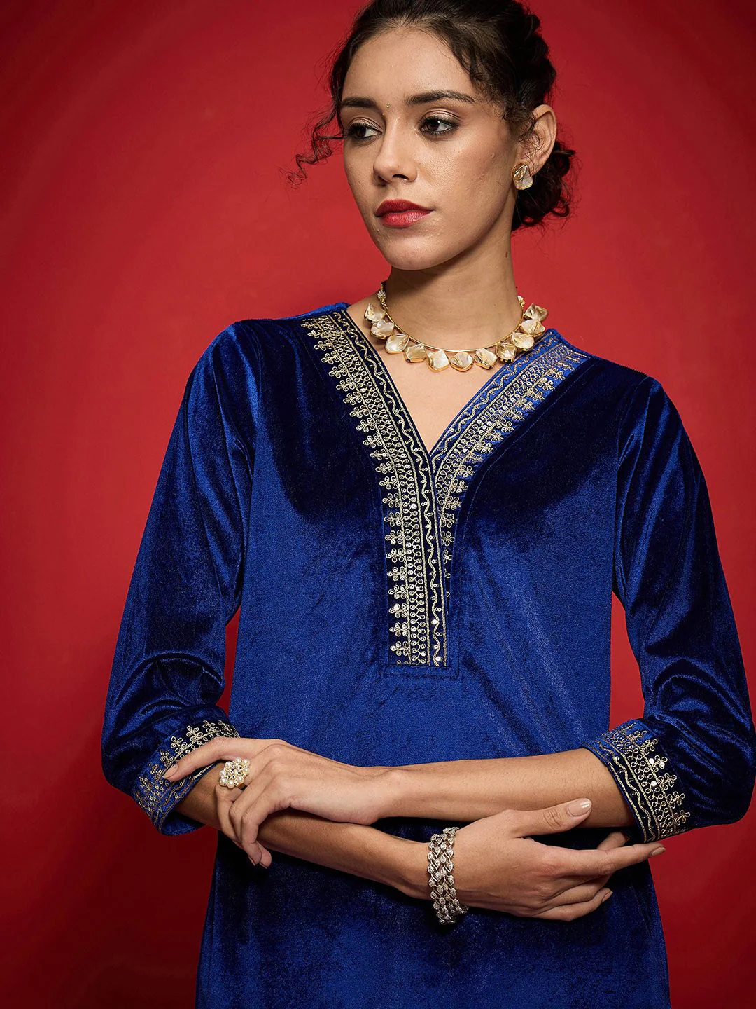 Shae by SASSAFRAS Women Embroidered Grandeur & Majestic Artwork Velvet Kurta - Image 2