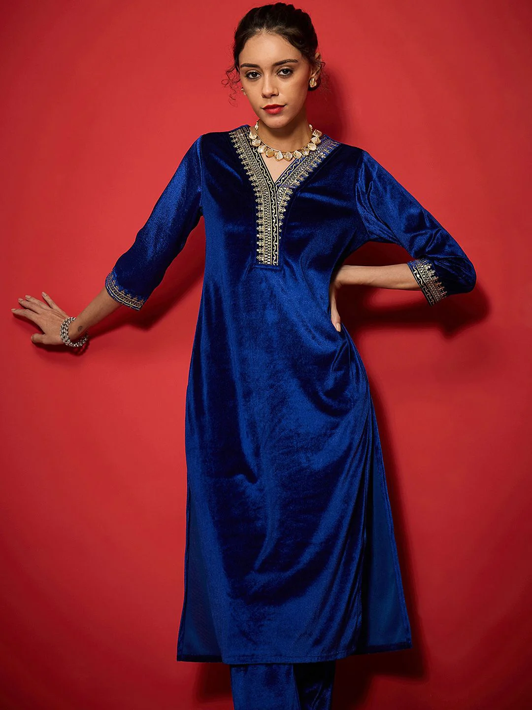 Shae by SASSAFRAS Women Embroidered Grandeur & Majestic Artwork Velvet Kurta - Image 6