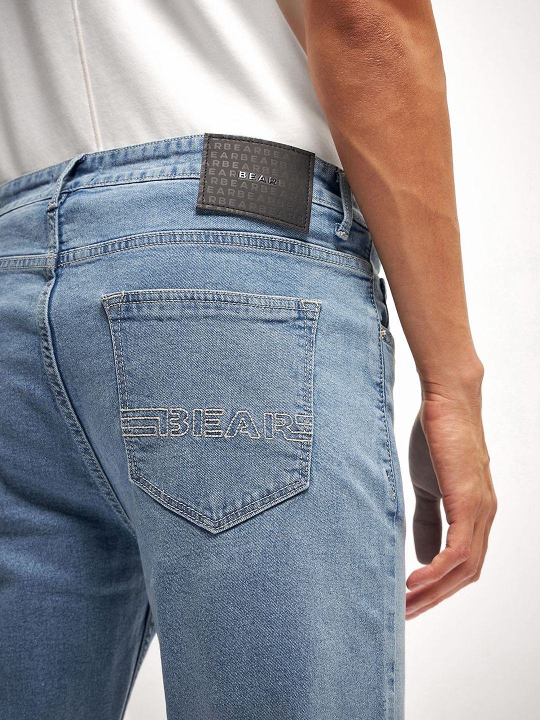 THE BEAR HOUSE Men Slim Fit Light Fade Mid-Rise Stretchable Jeans - Image 7