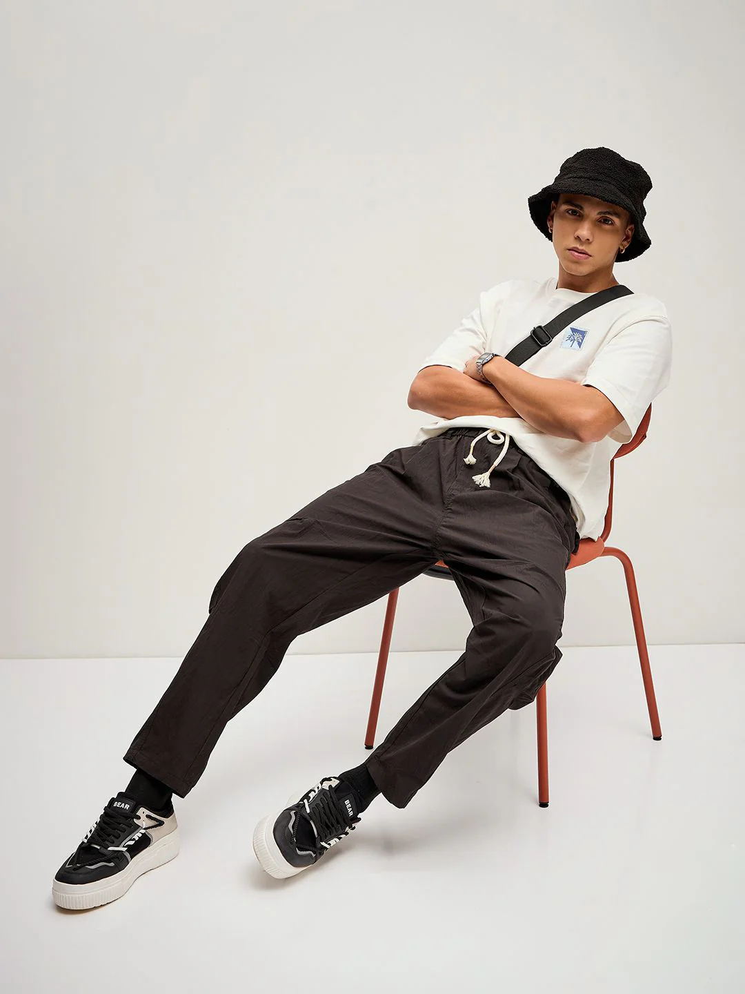 THE BEAR HOUSE Men Solid Loose Fit Mid Rise Trouser - Image 4