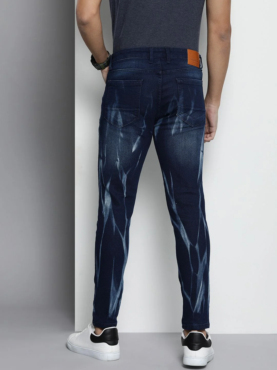 The Indian Garage Co Men Blue Carrot Fit Light Fade Stretchable Jeans - Image 5