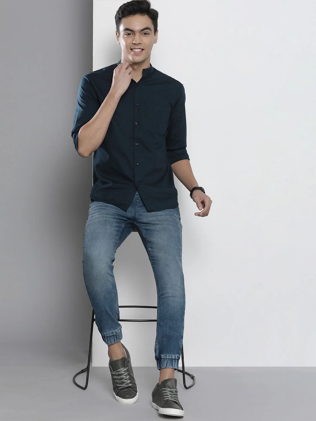 The Indian Garage Co Men Blue Cropped Jogger Heavy Fade Jeans - Image 5
