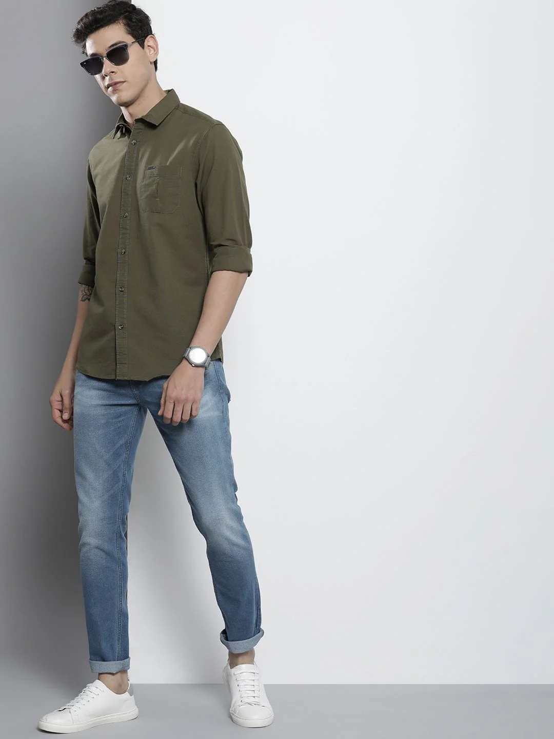 The Indian Garage Co Men Blue Jean Light Fade Stretchable Jeans - Image 5